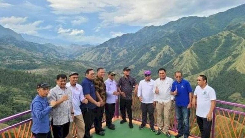 Kunjungan Gubernur Sulawesi Selatan (Sulsel), Andi Sudirman Sulaiman, bersama Bupati Enrekang, Muslimin Bando (MB), dan jajaran di Bambapuang Park 360, Kecamatan Anggeraja, Kabupaten Enrekang, Jumat (24/2/2023).