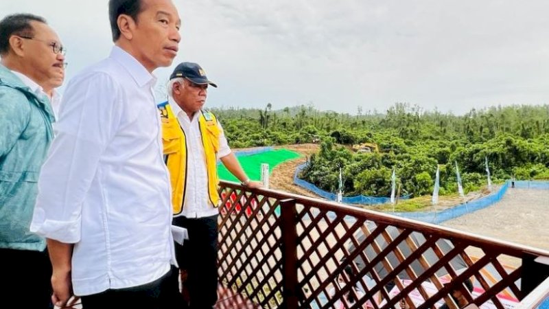 Presiden RI Joko Widodo (Jokowi) saat meninjau Kawasan 1B, Ibu Kota Nusantara, Kabupaten Penajam Paser Utara, Jumat (24/2/2023). (Foto: BPMI Setpres)