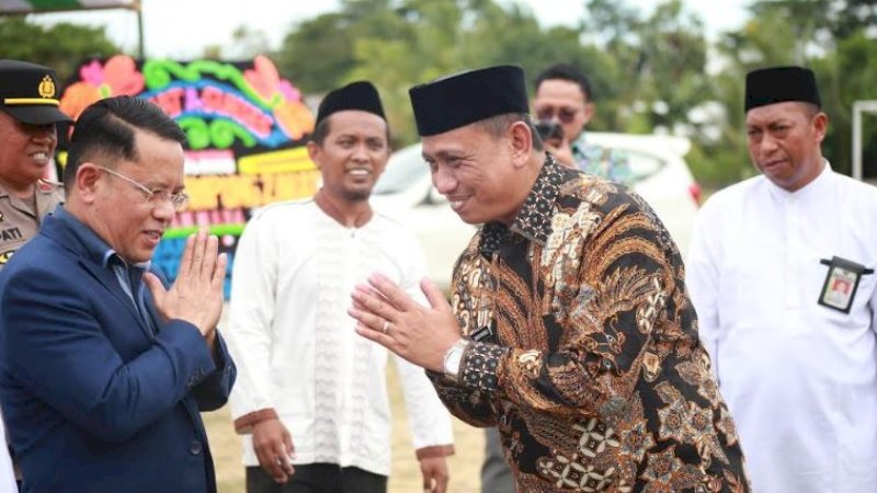 Bupati Wajo, Amran Mahmud (kanan), bersama Dirjen Bina Masyarakat Islam Kemenag RI, Kamaluddin Amin, pada peluncuran program Kampung Zakat di Kelurahan Pammana, Kecamatan Pammana, Kabupaten Wajo, Jumat (24/2/2023). 