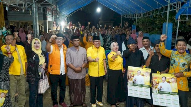 Ketua DPD I Golkar Sulsel, Taufan Pawe (TP), bersama warga dan tokoh masyarakat dalam kunjungan ke Kabupaten Bulukumba, Jumat (24/2/2023). 