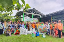 Sukseskan Compost Day, DLH Sidrap bersama Warga Lakukan Pengomposan