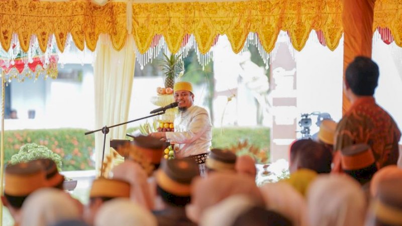 Gubernur Sulawesi Selatan (Sulsel), Andi Sudirman Sulaiman, pada peringatan 459 tahun Kabupaten Sinjai di halaman rumah jabatan Bupati Sinjai, Senin (27/2/2023).