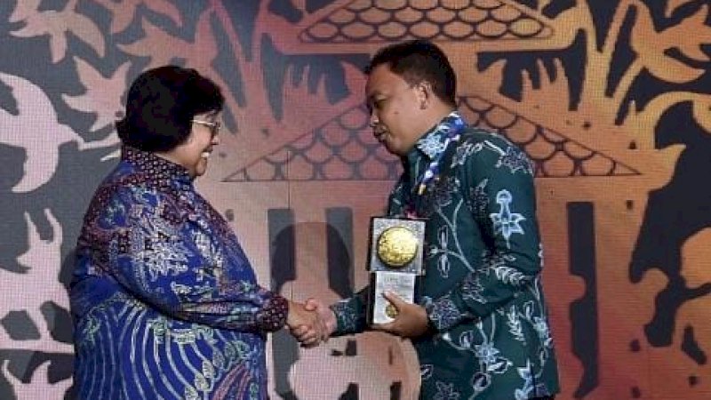 Bupati Bantaeng, Ilham Azikin saat menerima Piala Adipura dari Menteri Lingkungan Hidup dan Kehutanan Siti Nurbaya, di Gedung Manggala Wanabakti, Jakarta Pusat, Selasa (28/2).