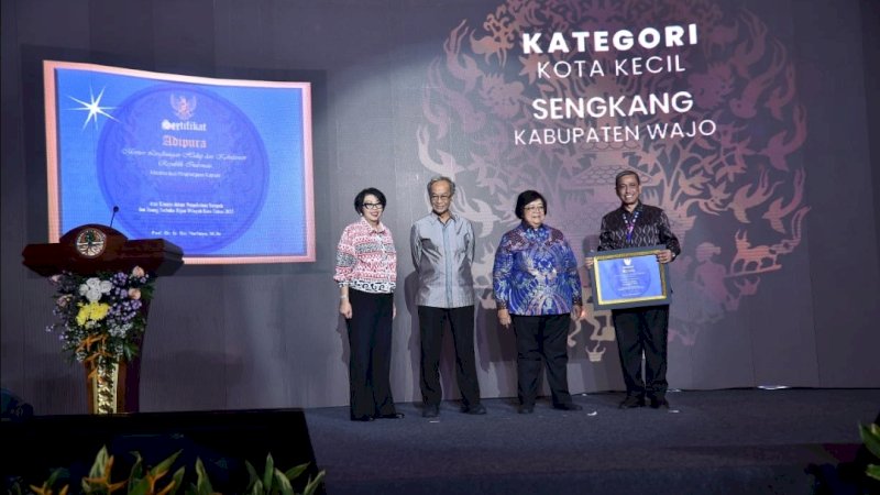 Bupati Wajo, Amran Mahmud (kanan), saat Penganugerahan Penghargaan Adipura 2022 di Auditorium Dr. Soedjarwo, Gedung Manggala Wanabakti, Jakarta Pusat, Selasa (28/2/2023).