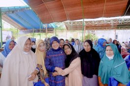 Warga Desa Lawallu Diajari Cara Aman Pilih Makanan dan Obat Anggota DPR RI Hasnah Syam