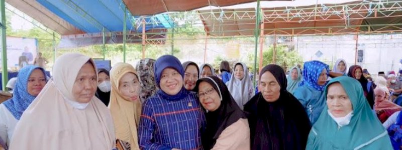 Warga Desa Lawallu Diajari Cara Aman Pilih Makanan dan Obat Anggota DPR RI Hasnah Syam