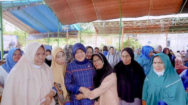 Anggota DPR RI Komisi IX, Hasnah Syam, bersama warga saat sosialisasi di Desa Lawallu, Kecamatan Soppeng Riaja, Kabupaten Barru, Selasa (28/2/2023).