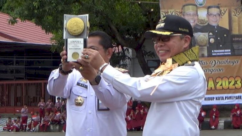 Wali Kota Parepare, Taufan Pawe, saat arak-arakan Piala Adipura 2022 keliling Kota Parepare, Sulawesi Selatan, Rabu (1/3/2023).