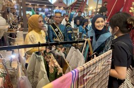 Dekranasda Gowa Perkenalkan Tenun Sutera Lokal di Inacraft 2023