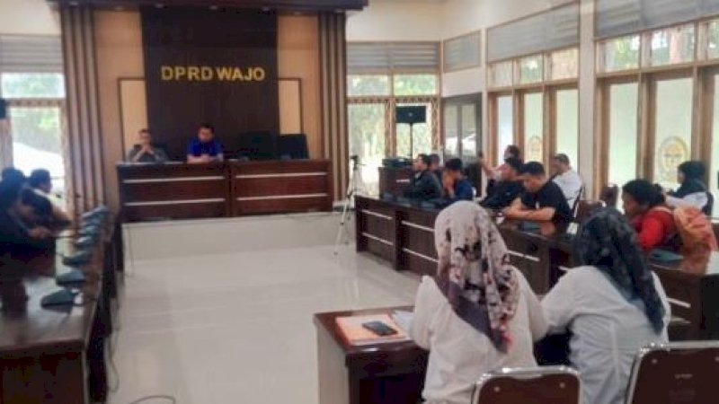 Aliansi Mahasiswa Indonesia Wajo Bersatu (AMIWB) saat mendatangi Kantor DPRD Kabupaten Wajo, Rabu (1/3/2023).