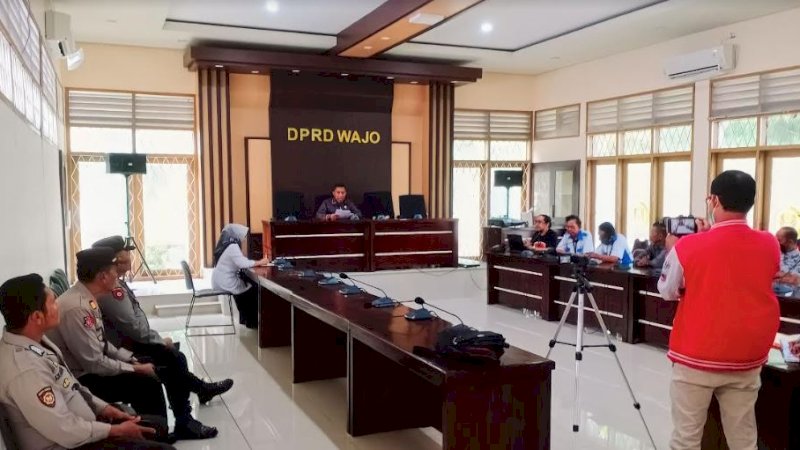 Warga didampingi Persatuan Pewarta Warga Indonesia (PPWI) Wajo saat mengadu ke Kantor DPRD Kabupaten Wajo, Rabu (1/3/2023).