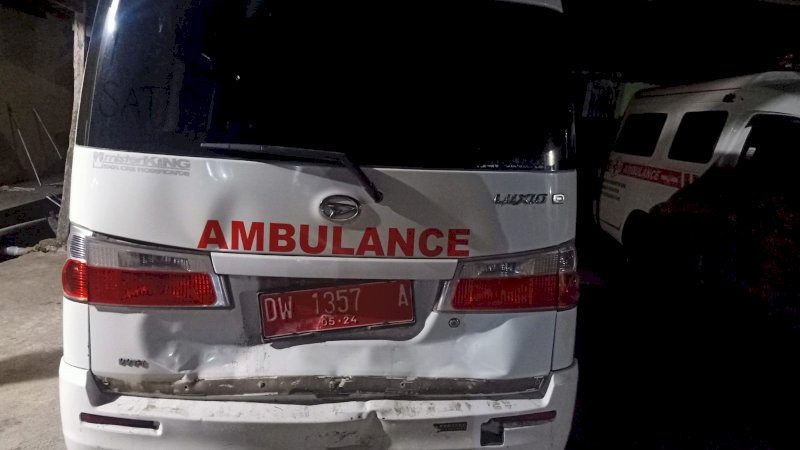 ambulance yang terlibat kecelakaan (istimewa)