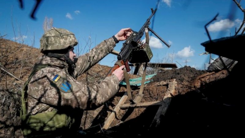 Ilustrasi. Tentara Ukraina memegang senapan mesin di parit pertahanan garis depan dekat desa Travneve, Donetsk, Donbass, 21 Februari 2022. Foto/REUTERS