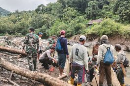 Sinergi Polri-TNI dan Pemdes Harapan Bangun Jembatan Darurat Warga Menrong Barru