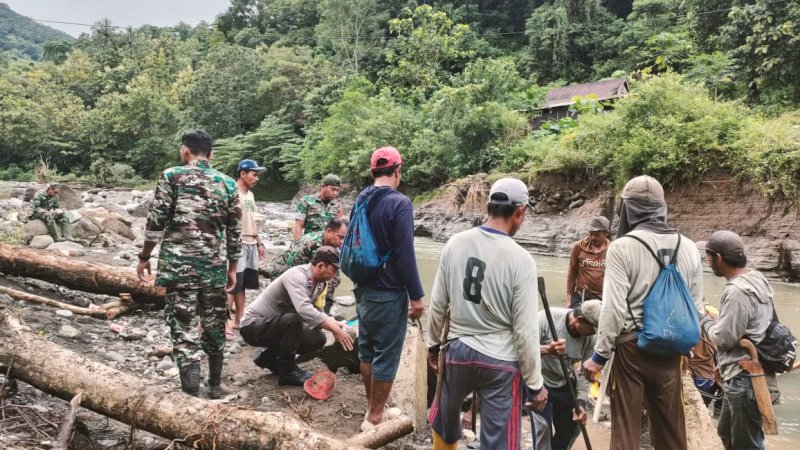Sinergi Polri-TNI dan Pemdes Harapan Bangun Jembatan Darurat Warga Menrong Barru