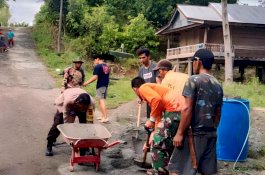 Sinergi Bhabinkamtibmas dan Warga, Bersama Kerja Bakti Cor Jalan Desa