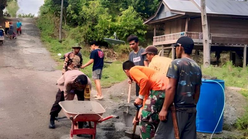 Kerja bakti menambal jalan desa yang rusak dan berlubang dengan cor beton Desa Kompong, Kecamatan Pitumpanua, Kabupaten Wajo, Sulawesi Selatan, Sabtu (4/3/2023).