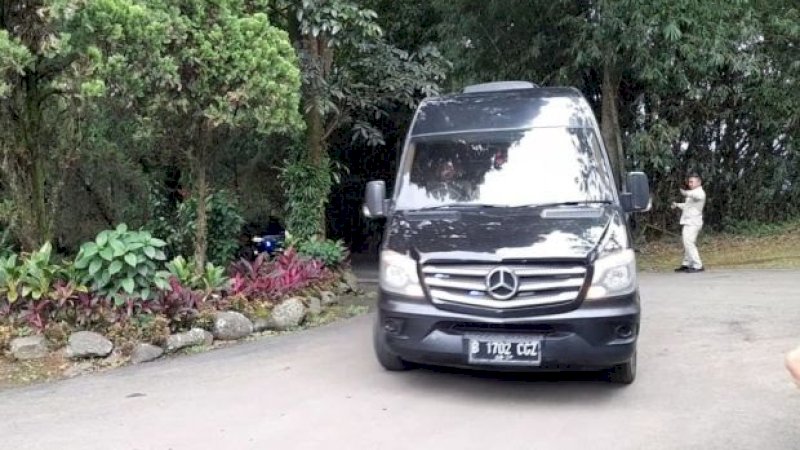 Van hitam yang ditumpangi Surya Paloh memasuki kediaman rumah Prabowo Subianto di Hambalang, Bogor, Jawa Barat, Minggu (5/3/2023). Foto: MPI/Putra Ramadhani Astyawan