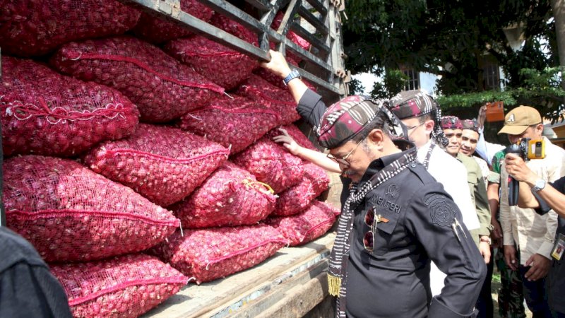 Mentan SYL dan Wamendag Panen Raya dan Lepas Pasokan Bawang Merah Ke Ibukota