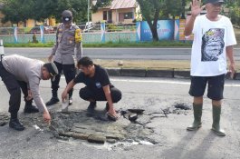 Prihatin Banyak Korban Lakalantas, Polisi dan Warga Tambal Jalan Rusak di Pangkep