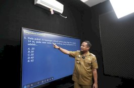 Gubernur Sulsel Ngajar 1.000 Kelas SMA Se-Sulsel Melalui Smart School