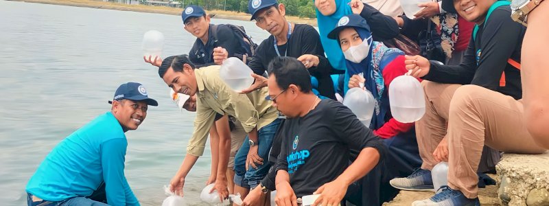  DPRD Bersama Dinas Kelautan dan Perikanan Wajo Lakukan Penebaran Ikan Baronang 