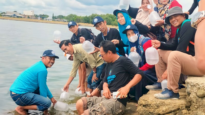  DPRD Bersama Dinas Kelautan dan Perikanan Wajo Lakukan Penebaran Ikan Baronang 