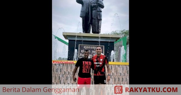 Pemain Persis Solo Pamer Foto di Depan Monumen Cinta Sejati Habibie Ainun