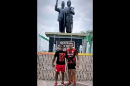 Pemain Persis Solo Pamer Foto di Depan Monumen Cinta Sejati Habibie Ainun