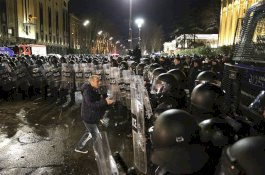 Bentrokan Antara Polisi Anti Huru Hara dan Pengunjuk Rasa Meletus di Tbilisi