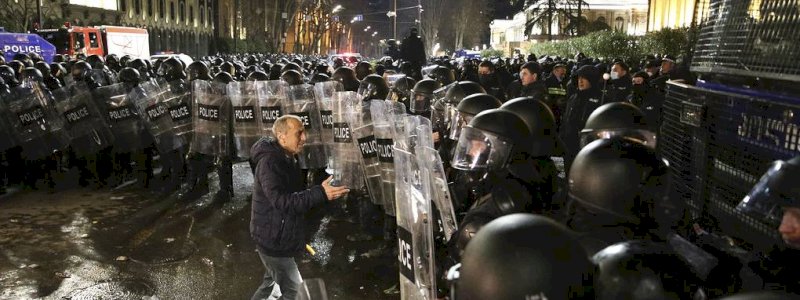 Bentrokan Antara Polisi Anti Huru Hara dan Pengunjuk Rasa Meletus di Tbilisi