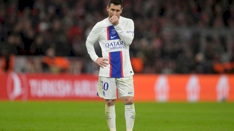 Ekspresi kekecewaan Lionel Messi usai PSG tersingkir dari Liga Champions 2022/2023 (c) AP Photo/Andreas Schaad