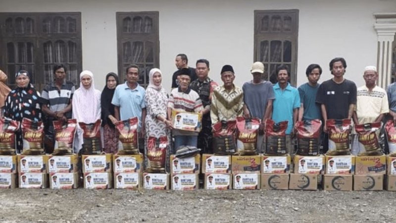 Penyaluran bantuan logistik untuk korban terdampak bencana alam angin puting beliung di Dusun Belawae, Desa Ajangpulu, Kecamatan Sibulue, Kabupaten Bone, Sulawesi Selatan (Sulsel).