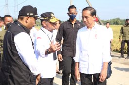 Panen Padi Didampingi Mentan SYL, Presiden Jokowi Senang Produktivitas Tinggi