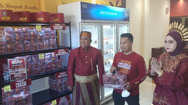 Menyapa Warga Barombong, The Bolu Rampah Buka Outlet ke-14