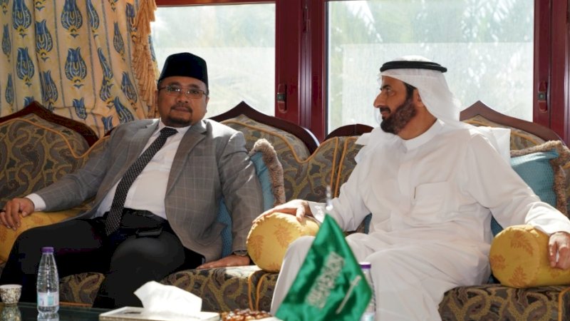 Menag Yaqut Cholil Qoumas bertemu dengan Menteri Haji dan Umrah Arab Saudi Tawfiq F Al Rabiah.(foto: Kemenag RI)