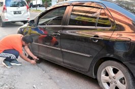Gubernur Sulsel Jadi Mekanik Dadakan, Bantu Ganti Ban Mobil Warga yang Mogok di Jalan