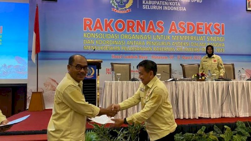 Ketua Umum Asdeksi Korda Sulselbar, Sainal Hayat (kanan), saat menyerahkan rekomendasi pada Rapat Koordinasi Nasional (Rakornas) yang diadakan di Mataram, NTB, 10 - 12 Maret 2023.