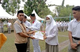 Enam Pelajar Raih TOEFL Tertinggi, SMA Islam Athirah Bukit Baruga Beri Sertifikat