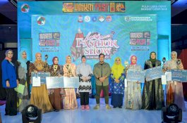 Pemenang Fashion Show Festival UMKM Lorong Wisata Terima Penghargaan dari Ketua TP PKK Kota Makassar