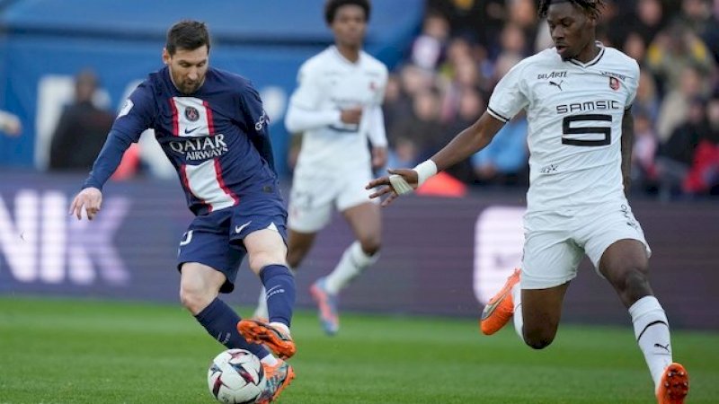 Aksi Lionel Messi dalam laga Ligue 1 2022/2023 PSG vs Rennes, Minggu (19/3/2023) (c) AP Photo/Christophe Ena