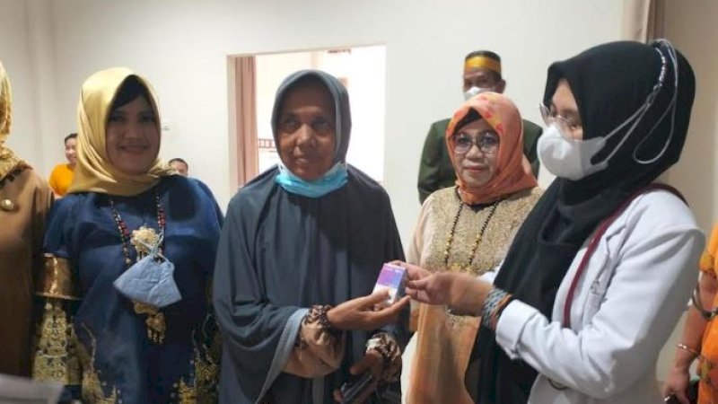 Penjaga pasien rawat inap di RSUD Andi Makkasau dibagikan vitamin D3 1000 oleh manajemen rumah sakit, Senin (20/3/2023).