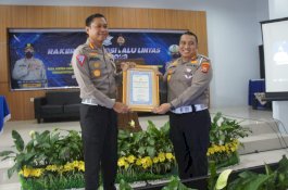 Rakernis Fungsi Lalulintas, Dirlantas Serahkan Piagam Korlantas untuk Satlantas Polrestabes Makassar