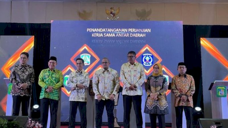 Penandatanganan nota kesepahaman kerja sama perekonomian dengan memanfaatkan transportasi laut antardaerah di Balikpapan, Kalimantan Timur, Senin (20/3/2023).