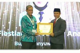 Amran Mahmud Terima Penghargaan Bupati Pendukung Utama Pengelolaan Zakat