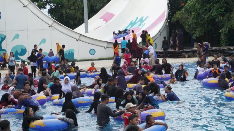 Jelang Ramadan, Pengunjung Bugis Waterpark Adventure Tembus Ribuan Orang