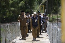 Bupati Luwu Utara Minta Jembatan Penghubung Dua Desa di Seko Dirawat Bersama