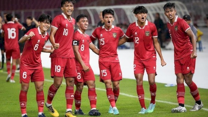 Skuad Timnas Indonesia merayakan gol Kakang Rudianto ke gawang Timnas Fiji pada laga International Friendly Match U-20 di Stadion Utama Gelora Bung Karno, Jakarta, Jumat (17/02/2023). (c) Bola.net/Bagaskara Lazuardi