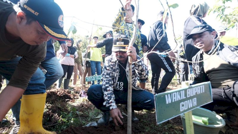 4.000 Bibit Pohon Ditanam di Tombolopao Gowa