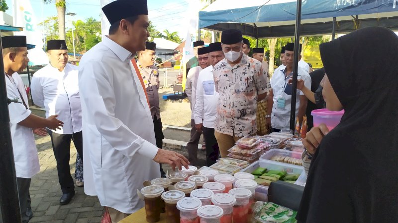Bupati Barru Buka Pelaksanaan Pasar Ramadan di Halaman Masjid Raya